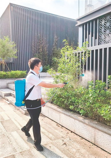 健威广场工作人员对商场周边环境进行消杀,减少蚊虫孳生。 健威广场工作人员对商场周边环境进行消杀,减少蚊虫孳生。