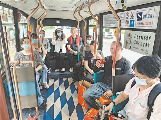 公交车化身“流动驿站”,成为防疫一线人员的后勤服务阵地。 公交车化身“流动驿站”,成为防疫一线人员的后勤服务阵地。
