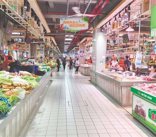 蓬江市场内光线明亮,通道宽敞,无论是蔬菜区还是水产区,地面都干净整洁。 蓬江市场内光线明亮,通道宽敞,无论是蔬菜区还是水产区,地面都干净整洁。