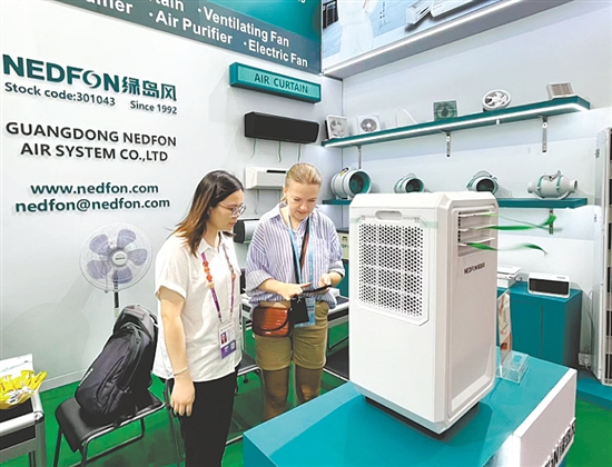 台山参展企业的创新产品受到众多外国客商的青睐,使企业在激烈的市场竞争中脱颖而出。 台山参展企业的创新产品受到众多外国客商的青睐,使企业在激烈的市场竞争中脱颖而出。