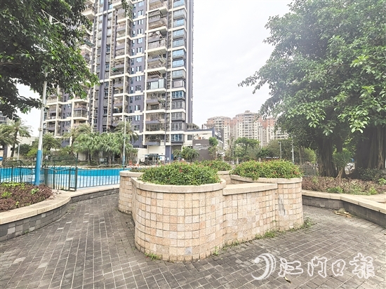 柏丽郡小区开展绿化景观改造行动，打造简约、整洁、舒适的居住环境。