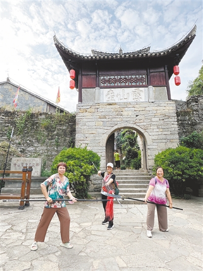 银发族热衷旅游。 银发族热衷旅游。