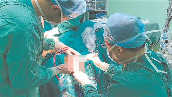 医护人员为患者施行头部恶性肿瘤切除及部分颅骨切除手术。 医护人员为患者施行头部恶性肿瘤切除及部分颅骨切除手术。