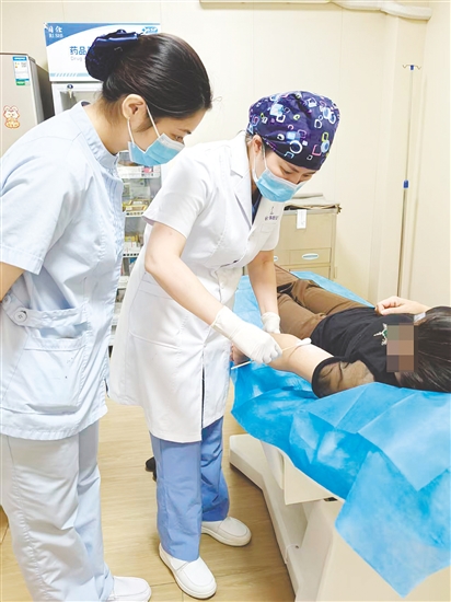 医生为患者涂抹药膏。 医生为患者涂抹药膏。