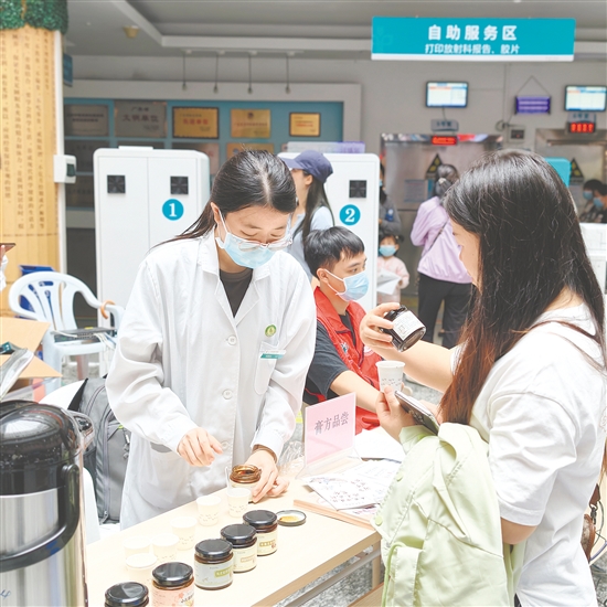 市民免费尝膏方。 市民免费尝膏方。