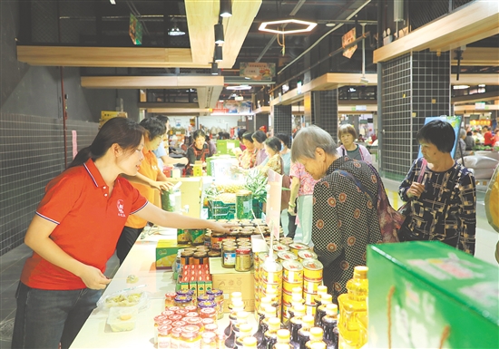 活动现场,5家本土企业携上百种产品,向广大市民进行推介展销。 活动现场,5家本土企业携上百种产品,向广大市民进行推介展销。