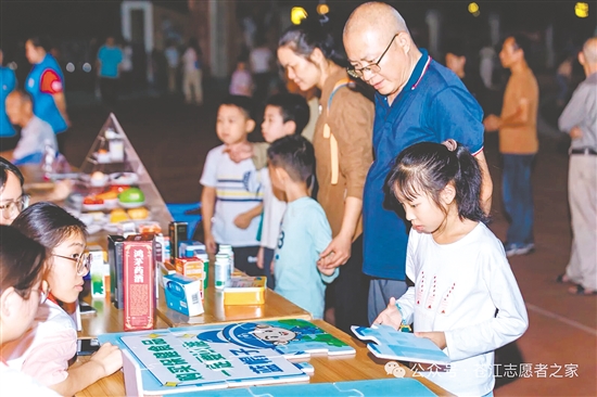 活动通过“科普集市+创作大赛+专家宣讲+文艺展演”的多元形式,为市民带来健康科普盛宴。 活动通过“科普集市+创作大赛+专家宣讲+文艺展演”的多元形式,为市民带来健康科普盛宴。