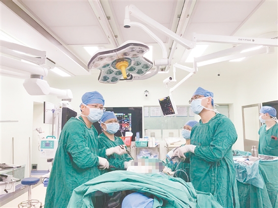 医疗团队为患者施行手术。 医疗团队为患者施行手术。