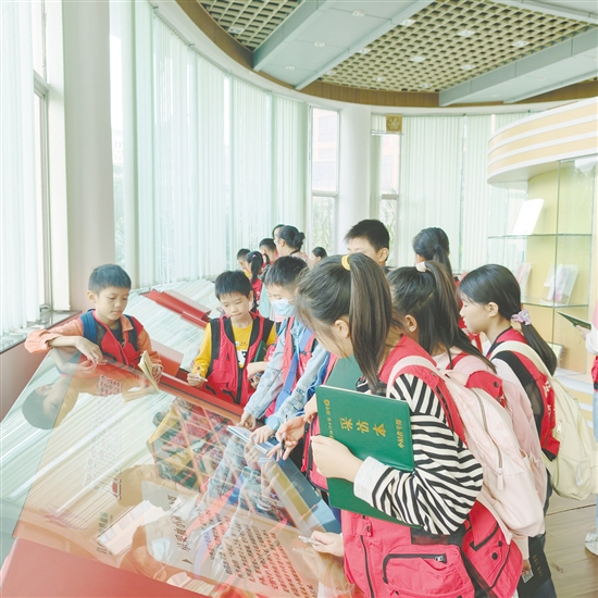 小记者参观江门市无偿献血教育基地。 小记者参观江门市无偿献血教育基地。