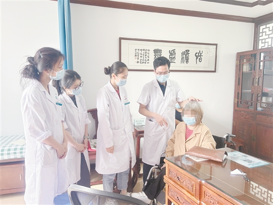 黄任锋(右二)在中医经典科门诊开展教学。 黄任锋(右二)在中医经典科门诊开展教学。