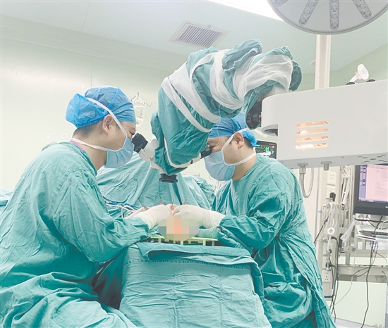 手术团队为患者“移花接木。” 手术团队为患者“移花接木。”