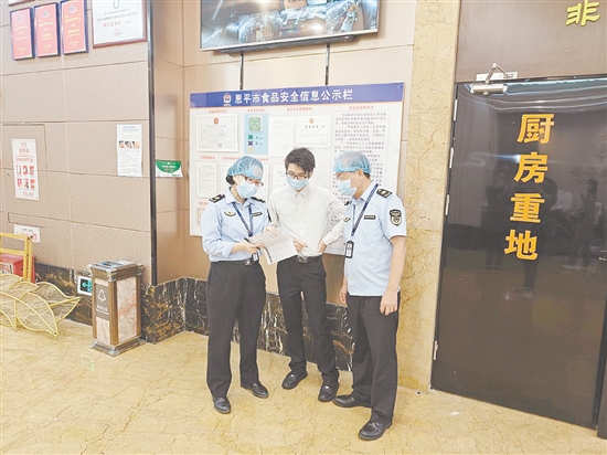 恩平市组织执法人员深入接待酒店进行现场督促与指导。 恩平市组织执法人员深入接待酒店进行现场督促与指导。