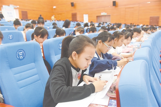 来自恩平市各镇(街)小学的238名学生代表齐聚一堂,用手中的笔书写家国情怀、展少年才气。 来自恩平市各镇(街)小学的238名学生代表齐聚一堂,用手中的笔书写家国情怀、展少年才气。