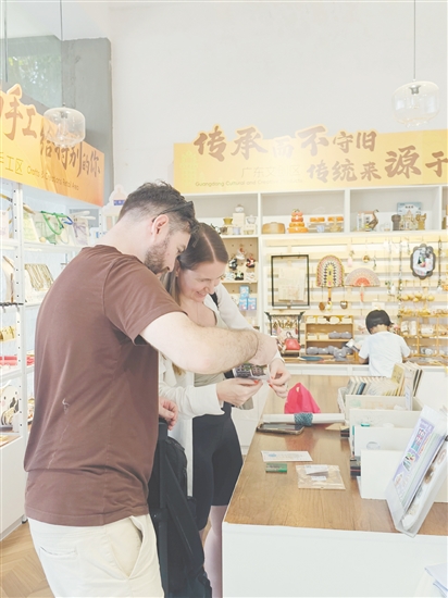 基地创业者创作的文创产品吸引外国游客关注。 基地创业者创作的文创产品吸引外国游客关注。