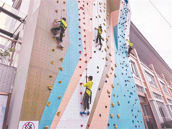 尚雅学校攀岩特色班的同学们在训练中展示了矫健的身姿。 尚雅学校攀岩特色班的同学们在训练中展示了矫健的身姿。