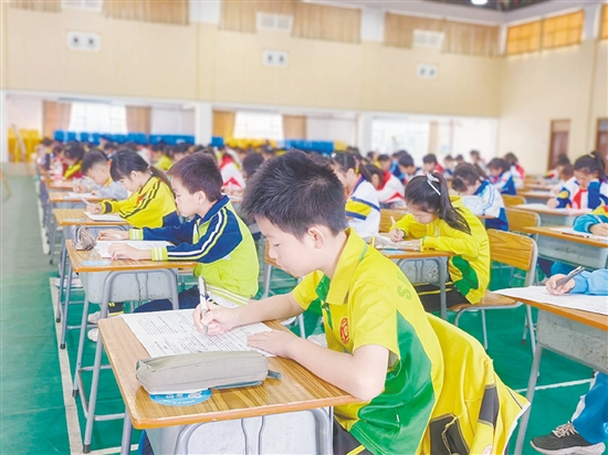 选手沉着应对,下笔如有神。 选手沉着应对,下笔如有神。