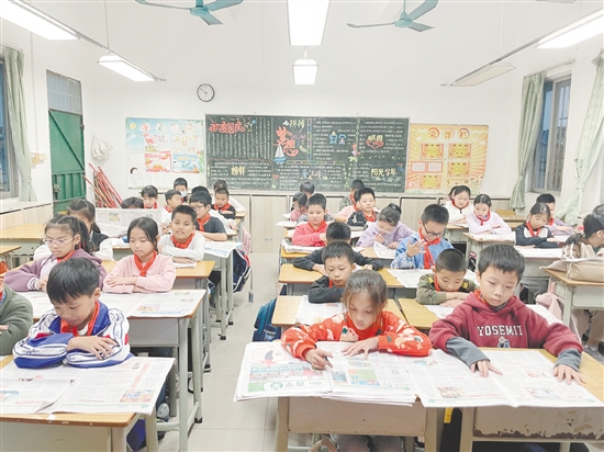 三江镇联和小学引导学生广泛阅读《青苹果》等优质读物,积累知识的同时提升文学鉴赏能力和文化素养。 三江镇联和小学引导学生广泛阅读《青苹果》等优质读物,积累知识的同时提升文学鉴赏能力和文化素养。
