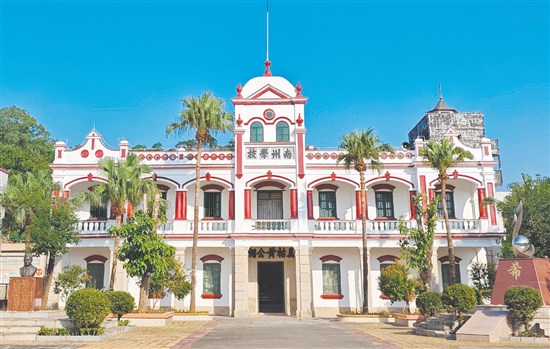 美祐黄公祠矗立在校园内,见证了学校发展的历程。 美祐黄公祠矗立在校园内,见证了学校发展的历程。