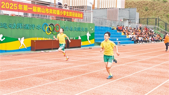 短跑运动员奋力冲向终点。 短跑运动员奋力冲向终点。