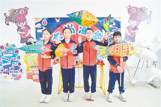 雅瑶镇大岗小学学生展示制作好的鱼灯作品。 雅瑶镇大岗小学学生展示制作好的鱼灯作品。
