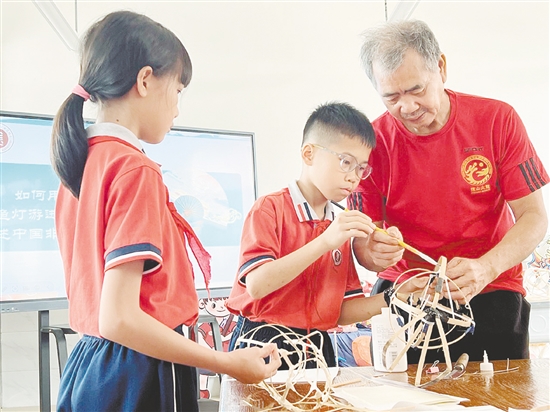 雅瑶镇大岗小学邀请鱼灯制作工匠走进校园,为学生传授鱼灯制作技艺。 雅瑶镇大岗小学邀请鱼灯制作工匠走进校园,为学生传授鱼灯制作技艺。