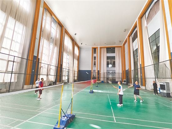 不少东北老年人喜欢到恩平过冬,他们一起运动、打牌、泡温泉,生活自在而充实。 不少东北老年人喜欢到恩平过冬,他们一起运动、打牌、泡温泉,生活自在而充实。