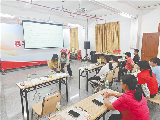 培训班以“理论+实操”模式开展,课程设置紧贴养老服务实际需求。 培训班以“理论+实操”模式开展,课程设置紧贴养老服务实际需求。