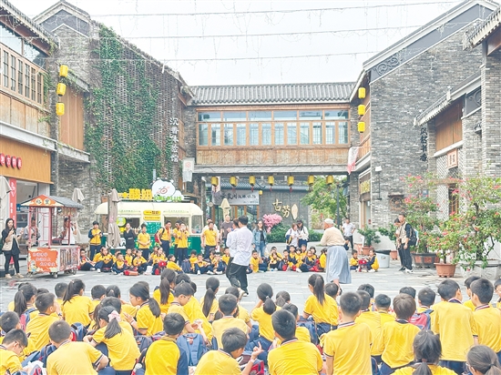 来自佛山的学生在江门古劳水乡旅游区了解咏春文化。 来自佛山的学生在江门古劳水乡旅游区了解咏春文化。