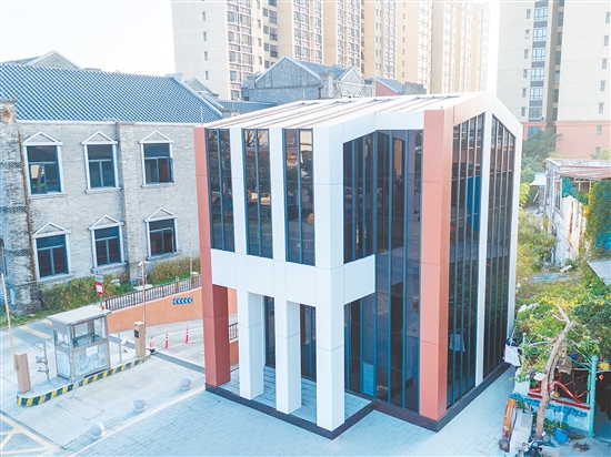 “零碳”智能10千伏公福线小馆配电房集光伏发电、储能、电能分配于一体。陈小骞 “零碳”智能10千伏公福线小馆配电房集光伏发电、储能、电能分配于一体。陈小骞