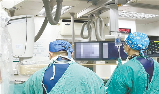 心血管内科团队为患者施行手术。 心血管内科团队为患者施行手术。