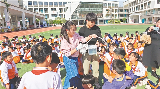 教师为大家展示多个科学实验表演,点燃学生们探索科学奥秘的热情。 教师为大家展示多个科学实验表演,点燃学生们探索科学奥秘的热情。