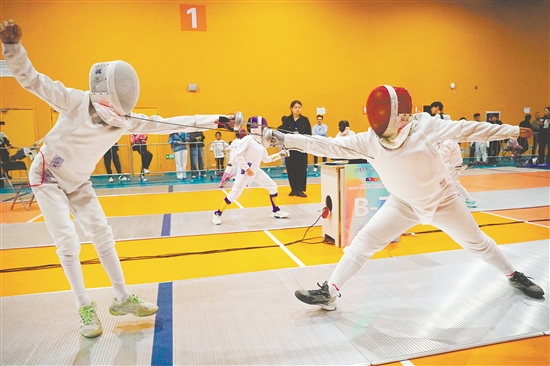 少年选手身姿矫健,对决扣人心弦。 少年选手身姿矫健,对决扣人心弦。