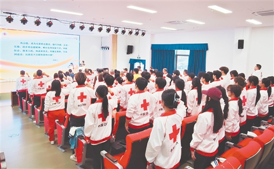 志愿者庄严宣誓。 志愿者庄严宣誓。