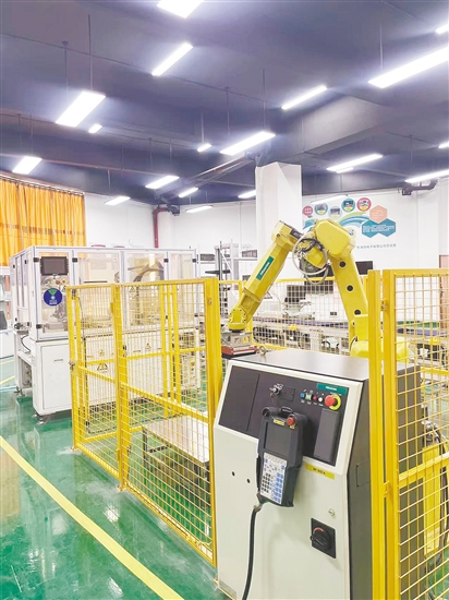 学校和企业合作建成“产教评”基地。 学校和企业合作建成“产教评”基地。