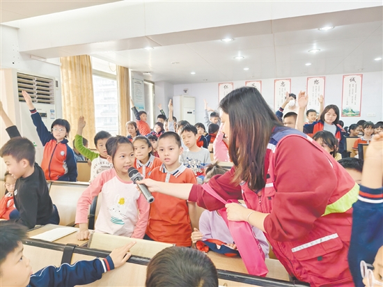 学生们争相举手回答问题。 学生们争相举手回答问题。