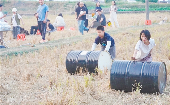 孩子在玩耍中亲近自然。