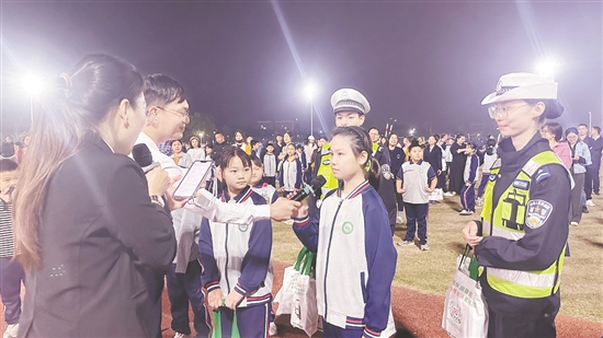 学校将课堂延伸至户外。 学校将课堂延伸至户外。