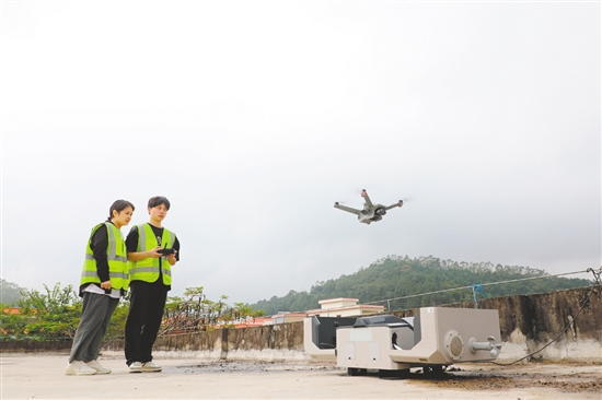 工作人员操纵无人机进行巡检。 工作人员操纵无人机进行巡检。