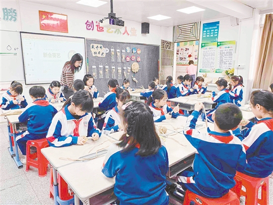 学校把新会葵艺等非遗项目带到劳动课堂中。 学校把新会葵艺等非遗项目带到劳动课堂中。