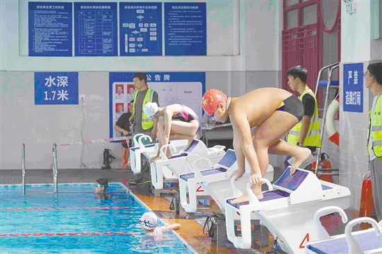 比赛气氛热烈昂扬,选手们身手矫健。 比赛气氛热烈昂扬,选手们身手矫健。