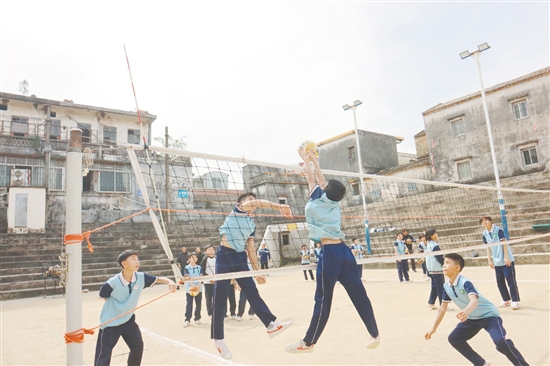 一群乡村孩子在泥沙地排球场“垫”出冠军梦。 一群乡村孩子在泥沙地排球场“垫”出冠军梦。