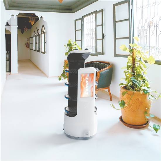 鹤山万德昌机器人有限公司的“熊大”智能装备,可用于养老院送餐。 鹤山万德昌机器人有限公司的“熊大”智能装备,可用于养老院送餐。