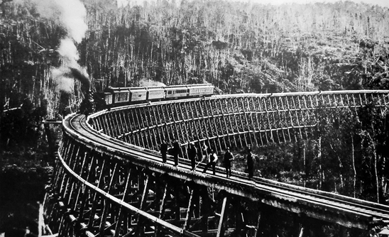雄伟壮观的太平洋铁路路桥。资料图片