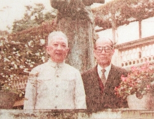 抗战时期两位景堂人八十年代重逢合影（左起：李文象、张大年）。