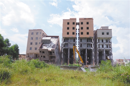 6月21日，机器轰鸣声中，桐井村一座高层违建轰然倒地。