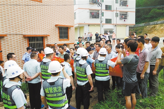 4月27日，违建业主方组织村民，阻碍拆违工作组进入三堡村进行执法，事后6名组织者被刑拘。