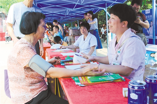 义工为居民量血压。刘雅琴