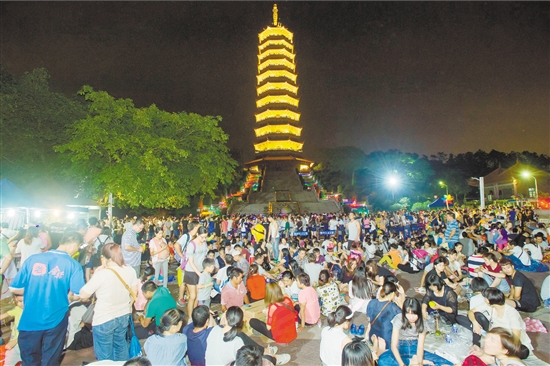 昨晚,到白水带登高祈福的人挤满了龙光塔广场.