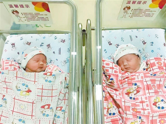 二孩妈妈顺产产下的双胞胎宝宝,身体很健康。医院提供 二孩妈妈顺产产下的双胞胎宝宝,身体很健康。医院提供