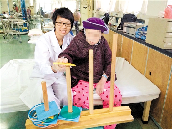 医生在帮助患者进行运动训练。医院提供 医生在帮助患者进行运动训练。医院提供
